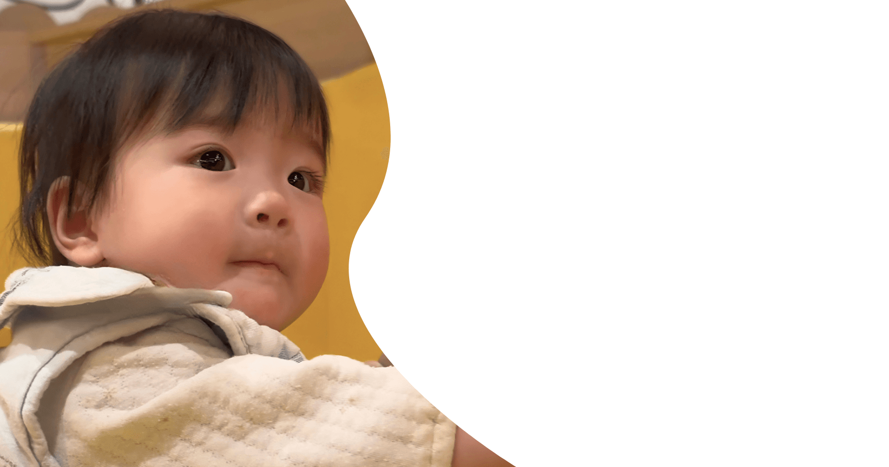 べびジムで遊ぶ赤ちゃん