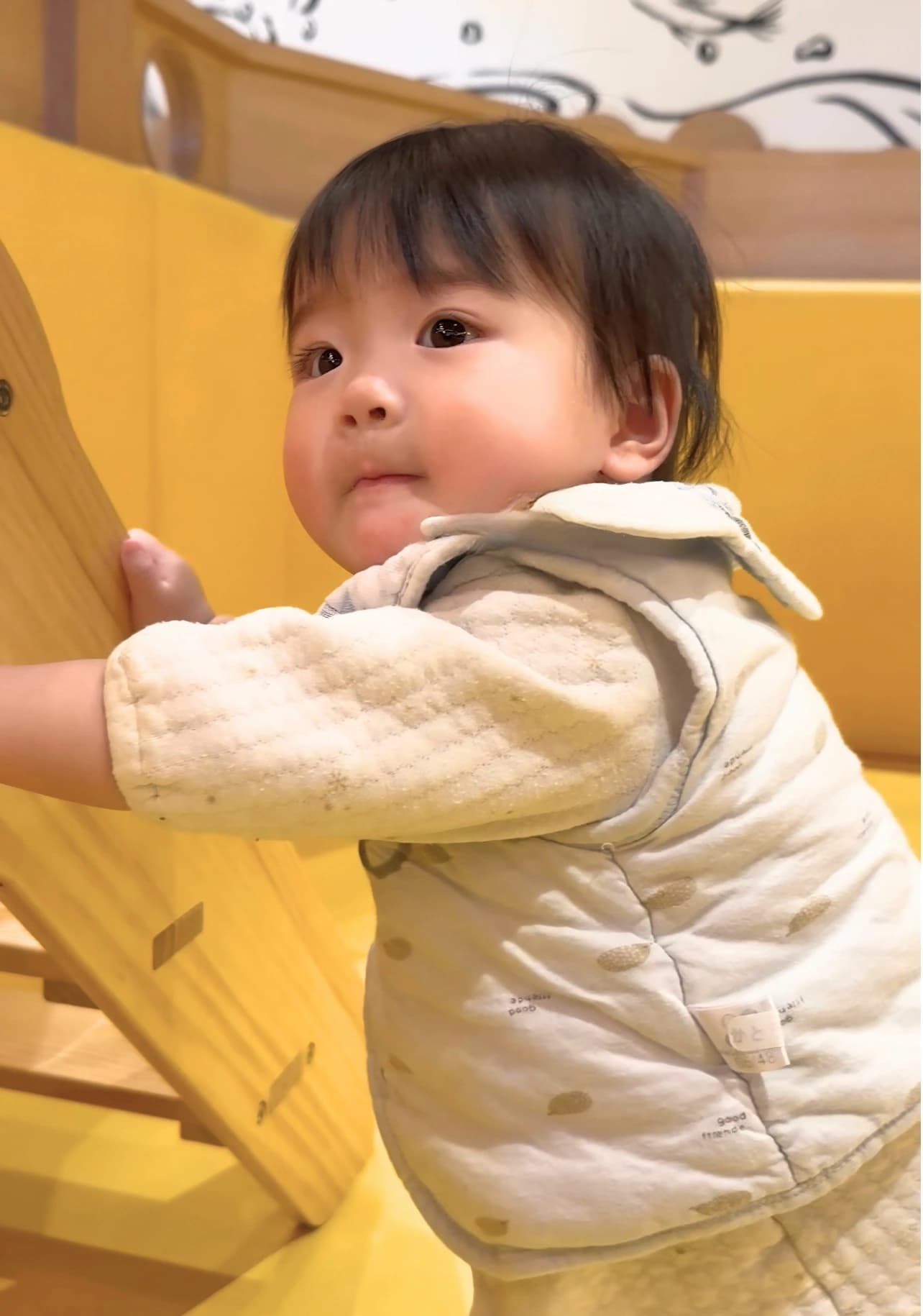 べびジムで運動する赤ちゃん
