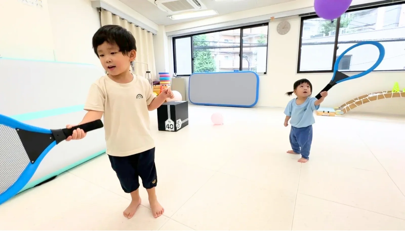 べびジムの店舗で遊ぶ子どもたち