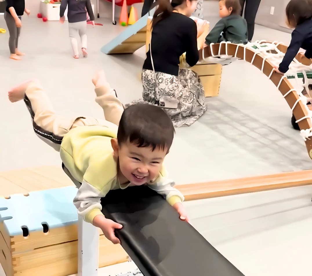 べびジムで笑顔で運動する子ども