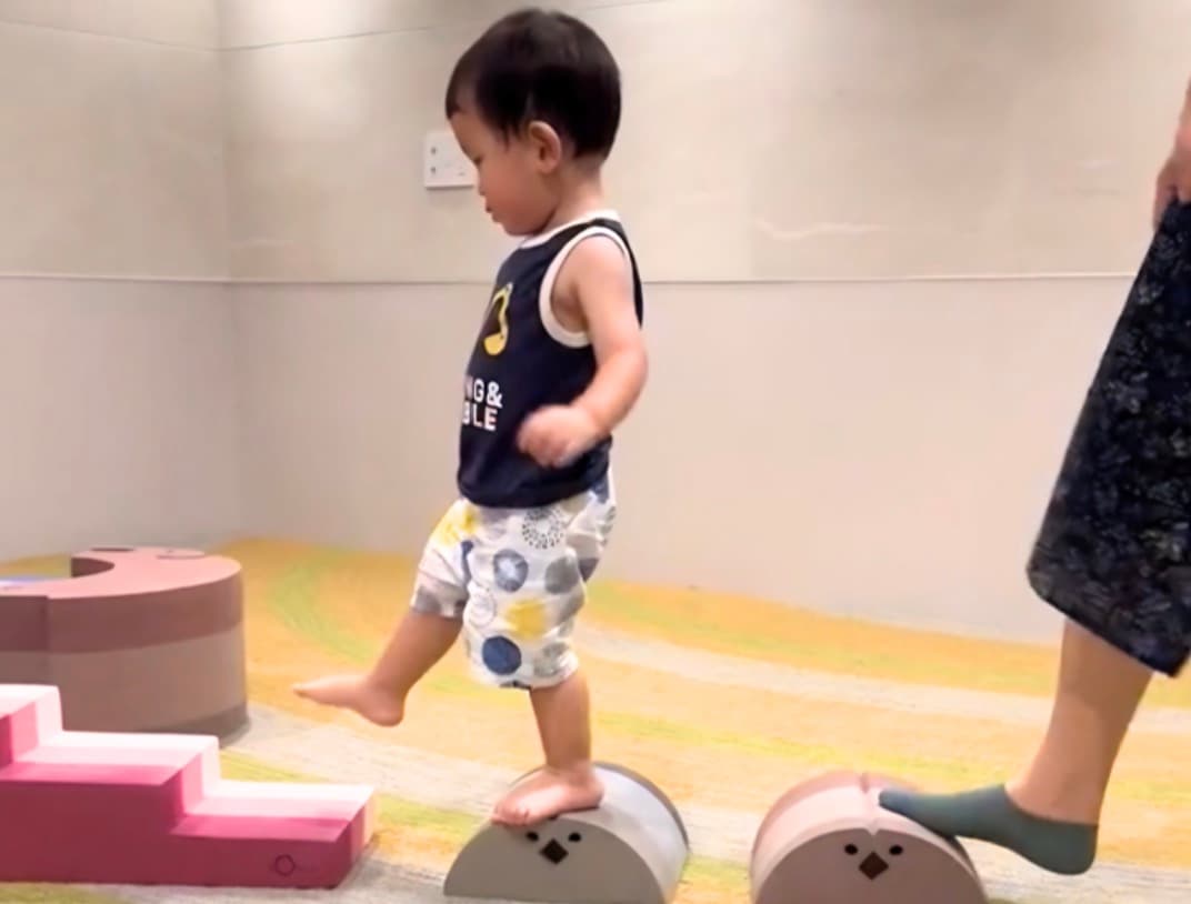 スタッフに見守られて運動する子ども